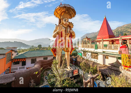 Gigantesca statua del signore Hanuman con vista del tempio di locali di Hanuman Garhi tempio indù a Nainital, Uttarakhand India. Foto Stock