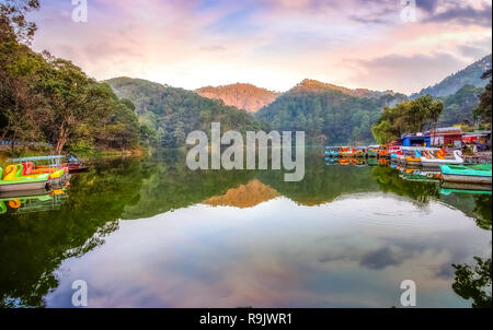 Sattal Nainital lago al tramonto con il paesaggio panoramico e la vista delle imbarcazioni turistiche a Uttarakhand India. Foto Stock