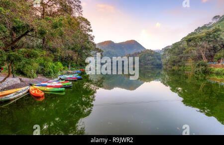 Sattal Nainital lago al tramonto con il paesaggio panoramico e la vista delle imbarcazioni turistiche a Uttarakhand India. Foto Stock