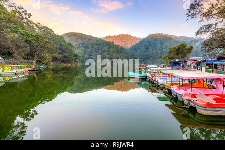 Sattal Nainital lago al tramonto con il paesaggio panoramico e la vista delle imbarcazioni turistiche a Uttarakhand India. Foto Stock