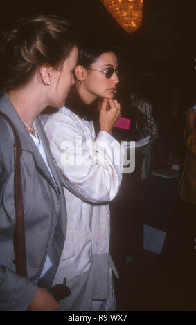 BEVERLY HILLS, CA - 11 giugno: attrice Demi Moore assiste il XVII annuale di donne nel Film Crystal Awards del 11 giugno 1993 presso il Beverly Hilton Hotel di Beverly Hills, la California. Foto di Barry re/Alamy Stock Photo Foto Stock