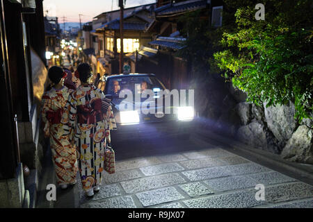 Le donne giapponesi in abiti tradizionali a camminare sulle strade di Kyoto, Giappone Foto Stock