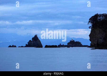 Faro e formazioni rocciose scenico a Futo beach, prese da un drone, al crepuscolo, Penisola di Izu, Giappone. Foto Stock