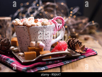 Calda cacao aromatizzato con marshmallows e caramello. Deliziosi drink di Natale in inverno freddo. Spazio libero per il testo Foto Stock