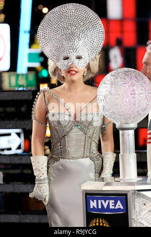 NEW YORK, NY - 31 dicembre: Lady Gaga assiste anno nuovo a Capodanno 2012 a Times Square su dicembre 31, 2011 in New York City. (Foto di Steve Mack/S.D. Mack foto) Foto Stock