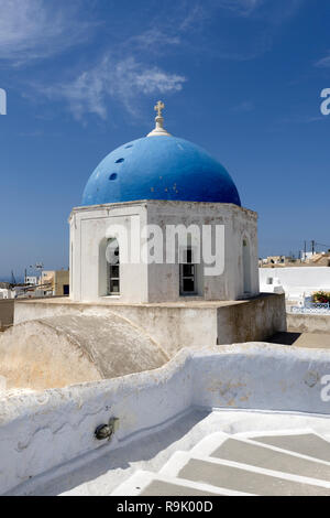 Blu cupola di una chiesa nel cuore del villaggio di Megalochori, Santorini, Grecia. Foto Stock