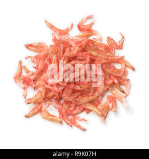 Mucchio di giapponese Sakura-ebi, essiccato piccoli gamberi rosa close up isolati su sfondo bianco Foto Stock