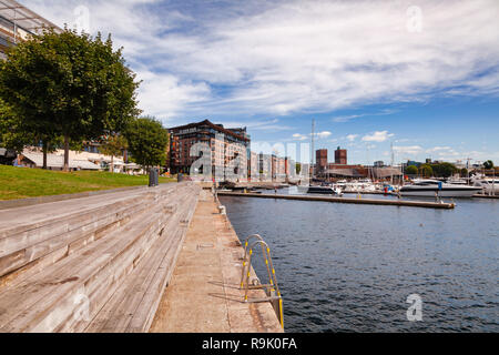 OSLO, Norvegia - 23 luglio 2018: Dal molo ristrutturato Tjuvholmen waterfront district, Aker Brygge quartiere e marina è visto in background Foto Stock
