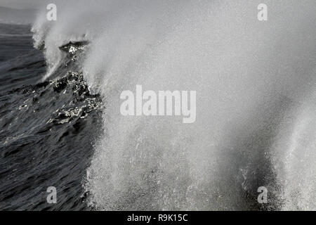 Primo piano della parte superiore di una gigantesca onda, Portogallo Foto Stock