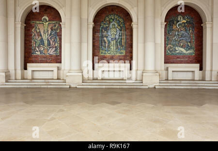 Fatima, Portogallo - Luglio 23, 2014: Piastrelle la passione e la morte di Cristo al di fuori del santuario di Fatima Foto Stock