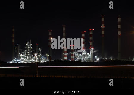 Parte di una grande raffineria di petrolio e power-impianto di notte Foto Stock