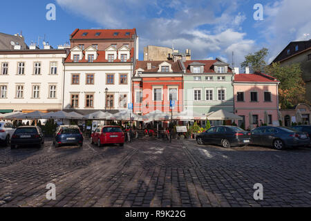 Case lungo via Szeroka in Kazimierz, un vecchio quartiere ebraico della città di Cracovia in Polonia Foto Stock
