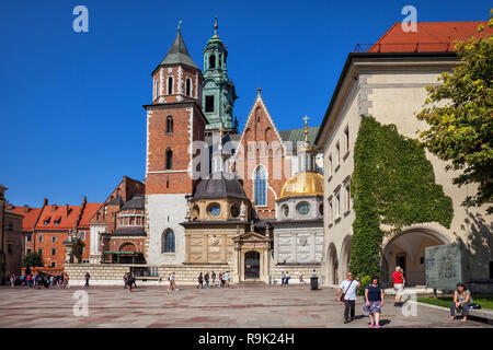 La cattedrale del Wawel a Cracovia, Polonia, Royal Archcathedral Basilica dei Santi Stanislao e Venceslao in stile romanico, gotico, barocco e arco rinascimentale Foto Stock