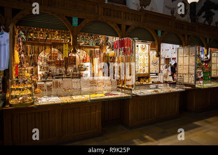 La Polonia, Cracovia, bancarelle con gioielli in ambra, regali e souvenir in panno Hall (Polacco: Sukiennice), Medievale shopping mall, il punto di riferimento della città. Foto Stock