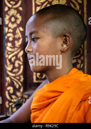 KYAING TONG, MYANMAR - CIRCA NEL DICEMBRE 2017: Ritratto di giovane monaco al Wat Jong Kham monastero. Foto Stock