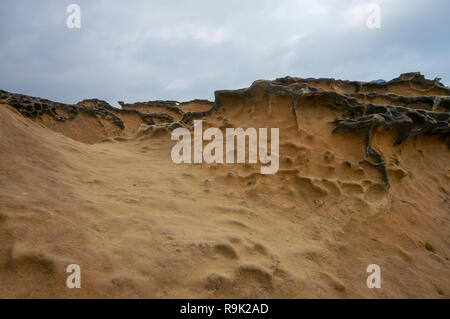 Uniche formazioni geologiche a Yehliu geoparco in Taiwan in una giornata di sole con un cielo blu con alcune nuvole Foto Stock