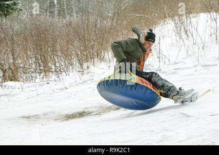 San Pietroburgo.Russia.Dicembre.23.2018.Ride in inverno dalle montagne nel tubo.Sono telecamere gonfiabile.Essi rapidamente scivolare sulla neve. Foto Stock