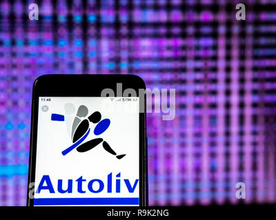 KIEV, UCRAINA - 25 Dic,, 2018: Autoliv logo azienda vede visualizzato sul telefono intelligente Foto Stock