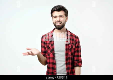 Lo spagnolo arrabbiato e scontente uomo a diffondere la sua mano e chiedere che cosa si intende per Foto Stock