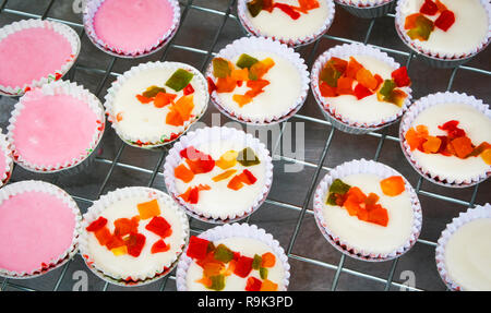 Materie fluffy farina di riso torta per cotto a vapore / Bianco e rosa Torta di farina dolce con guarnita con frutta secca Foto Stock