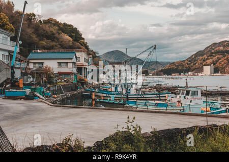 Nave docking sulla riva della baia di Uchiura Uchiura al cantiere di Numazu, Giappone Foto Stock