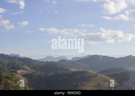 Il paesaggio in cima alla montagna con vista della città in Xiengkhouang, Laos Foto Stock