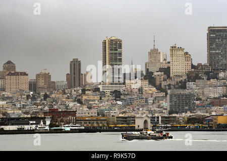 Jan 2017, San Francisco, Stati Uniti d'America: la skyline di San Francisco cercando dalla baia sul livello dell'acqua su un nuvoloso giorno grigio Foto Stock