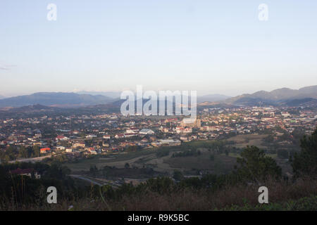 Panorama della città con la montagna e sullo sfondo del cielo in Laos Foto Stock