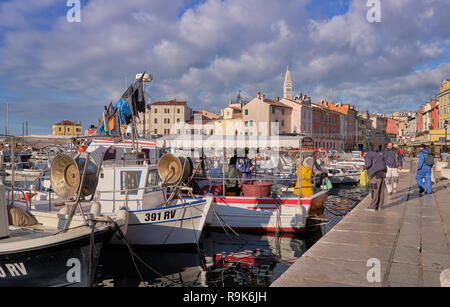 Vista della città di Rovigno in Croazia. La gente del luogo l'acquisto di pesce direttamente dai pescatori della barca Foto Stock