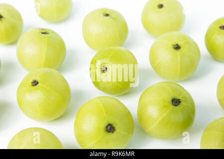 Indian gooseberry o LRD (Phyllanthus emblica) isolato su sfondo bianco Foto Stock