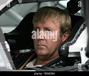 Sterling Marlin siede sulla strada pit nella sua auto in attesa di qualificarsi per la NASCAR Nextel Cup Ford 400 a Homestead-Miami Speedway a Homestead, Florida il 17 novembre 2006. Foto Stock