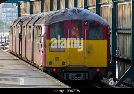 un'isola di wight ferrovia linea isola bakerloo linea metropolitana treno utilizzato ora come trasporto pubblico sull'isola presso la pierhead ar ryde. Foto Stock