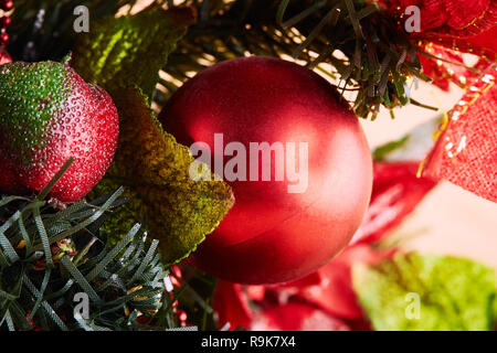 Decorazioni colorate su albero di Natale. Nuovo anno tradizioni. Foto Stock