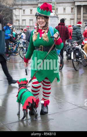 Londra, Inghilterra - Dicembre 16, 2018 Londra Venerdì notte pattino in Londra, Regno Unito. SANTA Skate 2018 Foto Stock