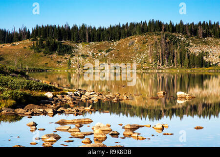 Libby Lago Sunrise nel campo nevoso monti del Wyoming Foto Stock