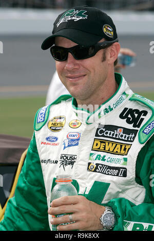 Matt Kenseth attende il suo turno di qualifica per la Nextel Pepsi 400 gara in NASCAR Daytona International Speedway di Daytona Beach, in Florida, il 30 giugno 2006. Foto Stock