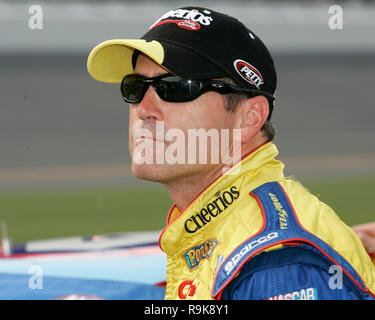 Matt Kenseth attende il suo turno di qualifica per la Nextel Pepsi 400 gara in NASCAR Daytona International Speedway di Daytona Beach, in Florida, il 30 giugno 2006. Foto Stock