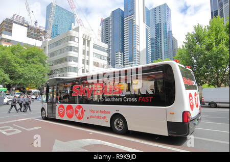 Aeroporto Skybus in autobus attraverso il centro cittadino di Melbourne Australia Foto Stock