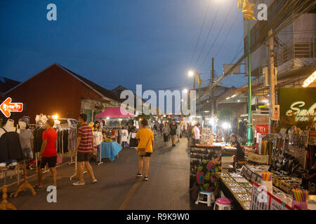 Nakhon Phnom, Tailandia - 19 OTT 2018: Nakhon Phnom Walking Street Market Foto Stock