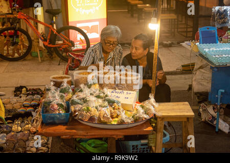 NAKHON PHNOM, Tailandia - 19 OTT 2018 : donna monger vendere Miang kham - una foglia reale wrap aperitivo al Nakhonphanom walking street market Foto Stock