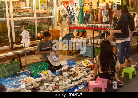 NAKHON PHNOM, Tailandia - 19 OTT 2018 : merchant vendere coppa in ceramica a Nakhonphanom walking street market Foto Stock