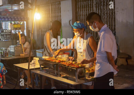 NAKHON PHNOM, Tailandia - 19 OTT 2018 : donna monger vendere barbecue, Bar-B-Q al Nakhonphanom walking street market Foto Stock