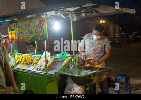 NAKHON PHNOM, Tailandia - 19 OTT 2018 : merchant vendere calamari alla griglia a Nakhonphanom walking street market Foto Stock