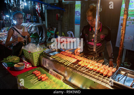 NAKHON PHNOM, Tailandia - 19 OTT 2018 : merchant vendere Isan salsiccia grigliare sul fornello a Nakhonphanom walking street market Foto Stock