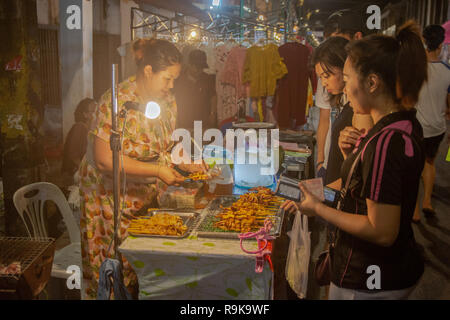 NAKHON PHNOM, Tailandia - 19 OTT 2018 : donna monger vendere calamari alla griglia a Nakhonphanom walking street market Foto Stock