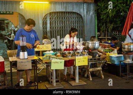 NAKHON PHNOM, Tailandia - 19 OTT 2018 : donna monger vendere riso vietnamita zuppa di noodle al Nakhonphanom walking street market Foto Stock