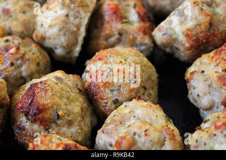 Vista dettagliata del pane appena sfornato parmigiano polpette di tacchino Foto Stock