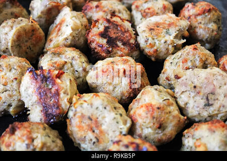 Vista dettagliata del pane appena sfornato parmigiano polpette di tacchino Foto Stock