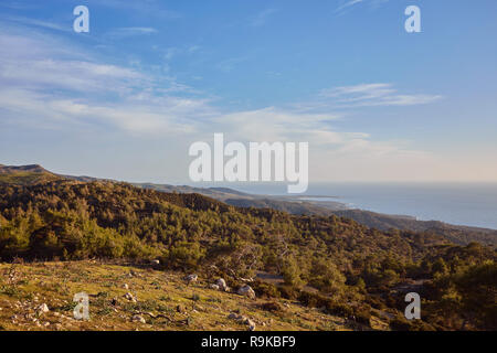 Guardando attraverso un campeggio verso Chrysohou Bay, Laatchi, Polis e i Monti Troodos, la penisola di Akamas, Paphos, Cipro. Foto Stock