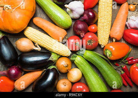 Concetto di cibo. Piatto di laici diversi ortaggi e frutta. Foto Stock